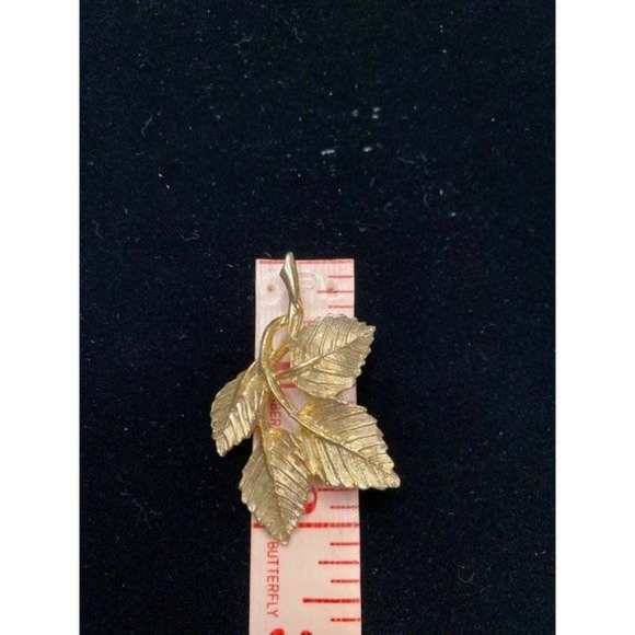 Signed DuBarry Fifth Avenue Vintage Leaf Brooch - Picture 3 of 3